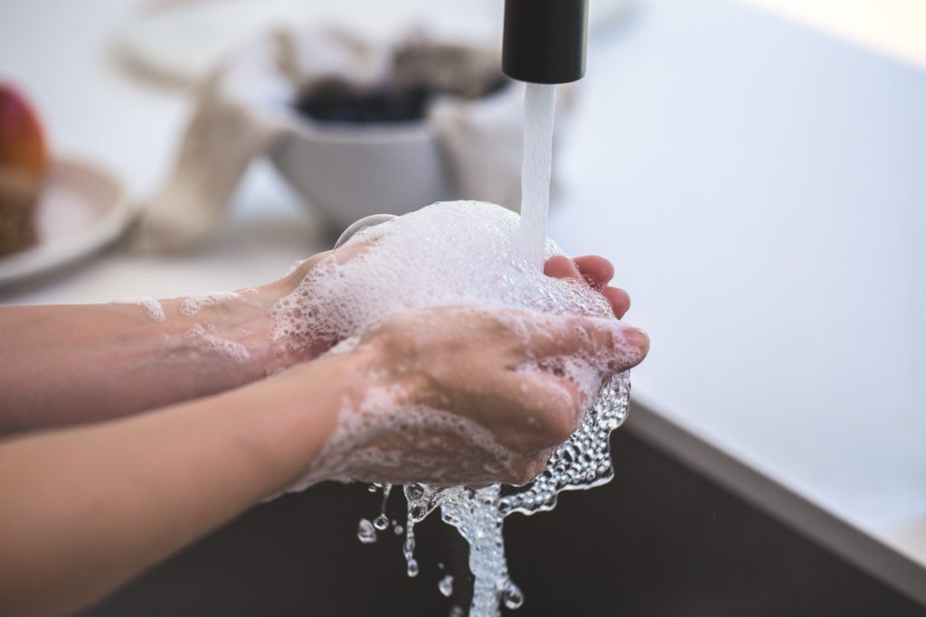 Person washing his hand 545014 scaled